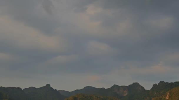 Time Hızlandırılmış Videosu Akşamları Dağ Sırasının Üzerinde Dramatik Bulutlu Mavi — Stok video