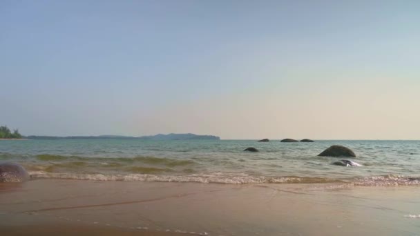 Krajina Pláže Malými Vlnami Narážejícími Letním Slunci Písek Klidná Scéna — Stock video