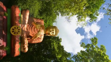 Hızlı hareket eden mavi gökyüzü bulutlu güzel altın Buda heykeli. Görkemli kutsal mekanın cennet gibi doğası olan zamanı. Phang Nga Eyaleti. Tayland.