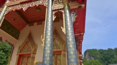Budist tapınağına gir ve titreşimli hareketlerle dolaş. Wat Prachum Yothi (Budist Tapınağı), Phang Nga 'da 1826 yılında inşa edilen önemli bir kraliyet manastırı. Tayland. 
