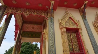Wat Prachum Yothi (Budist Tapınağı), Phang Nga 'da 1826 yılında inşa edilen önemli bir kraliyet manastırı. Tayland. Süslü süslemeleri olan görkemli Budist tapınak salonu..