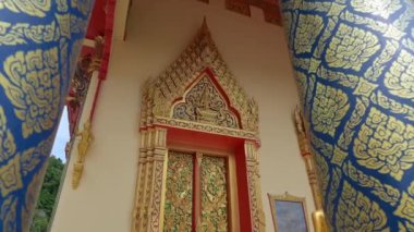 Budist manastırında ağır çekimde ağır çekimde. Wat Prachum Yothi (Budist Tapınağı), Phang Nga 'da 1826 yılında inşa edilen önemli bir kraliyet manastırı. Tayland. 