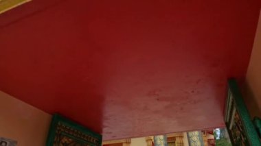Ana tapınak salonunun güzelliğini takdir etmek için Budist manastırına süslü kemer yolundan girin. Wat Prachum Yothi (Budist Tapınağı), Phang Nga 'da 1826 yılında inşa edilen önemli bir kraliyet manastırı. Tayland. 