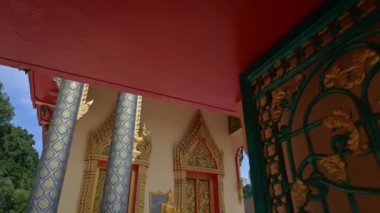 Wat Prachum Yothi, Phang Nga eyaletindeki seçkin Budist tapınaklarından biridir. Tayland. Binanın dış güzelliğini takdir etmek için ana tapınağa gidin. Din ve Mimarlık.