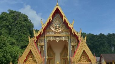 Yavaş çekim mavi gökyüzü ile tapınak salonunu hedef alıyor. Wat Prachum Yothi (Budist Tapınağı), Phang Nga 'da 1826 yılında inşa edilen önemli bir kraliyet manastırı. Tayland. 