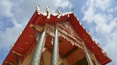 Wat Prachum Yothi (Budist Tapınağı), Phang Nga 'da 1826 yılında inşa edilen önemli bir kraliyet manastırı. Tayland. Dramatik bulutlu mavi gökyüzü ile hızlandırılmış ana tapınak salonu.