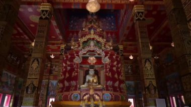 Budist tapınağında (Wat Bang Thong), Krabi Eyaleti, Tayland 'da büyük bir pagoda heykelinin muhteşem iç dekorasyonu..