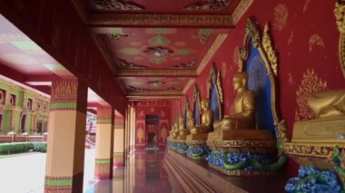 Budist tapınağı (Wat Bang Thong), Krabi Eyaleti, Tayland. 