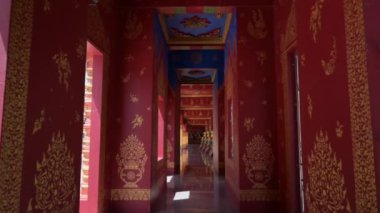 Krabi ili, Tayland, Ağustos 2024: Tapınakta bulunan altın Buda heykeli ile koridordaki iç mimari tablo (Wat Bang Thong) en zarif ve ünlü Budist manastırlarından biridir..