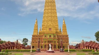 Wat Mahathat Wachiramongkhon (Wat Bang Thong), Krabi Eyaleti, Tayland. Tayland 'ın en güzel ve görkemli tapınaklarından biri. Kocaman, göz kamaştırıcı altın bir tapınağı var. İbadet etmek için girin.