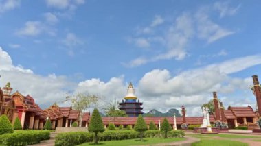 Çin usulü pagoda ile Budist tapınağının güzel manzarası çarpıcı bir hızla hareket eden bulutlu mavi gökyüzü altında. Wat Mahathat Wachiramongkhon ya da Wat Bang Thong, Krabi Eyaleti, Tayland.