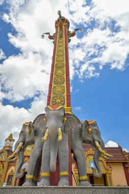 Wat Mahathat Wachiramongkhon veya Wat Bang Thong, Krabi Eyaleti, Tayland. Budist tapınağında, bulutlu mavi gökyüzünün altında fil heykeli ve güzel bir sıva sütunuyla dış dekorasyon..