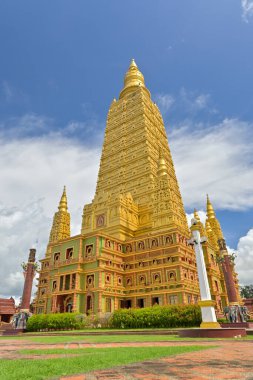 Wat Mahathat Wachiramongkhon veya Wat Bang Thong, Krabi Eyaleti, Tayland. Yaz boyunca bulutlu mavi gökyüzünün altındaki Budist tapınağında muazzam bir altın tapınak..