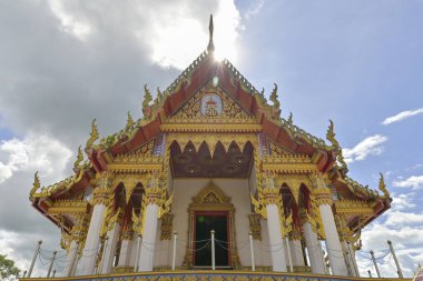 Wat Mahathat Wachiramongkhon veya Wat Bang Thong, Krabi Eyaleti, Tayland. Budist tapınağında güneş ışığı altında bulutlu mavi gökyüzü olan güzel bir kilise..