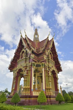 Budist tapınağı ya da tapınaktaki kutsal bir yer olan Tayland tarzı köşkün ihtişamı. Wat Mahathat Wachiramongkhon ya da Wat Bang Thong, Krabi Eyaleti, Tayland.