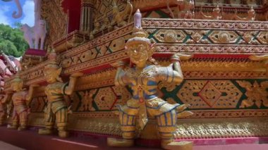 Budist tapınağındaki kutsal tapınağın altında muhteşem muhafız heykeli ve sıva süslemesi. Wat Bang Riang (Wat Rat Upatam) Tayland 'ın Phang Nga eyaletinde güzel bir tepe tapınağıdır..