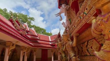 Muhafız heykeli ve Budist tapınağındaki kutsal pagoda 'nın altında sıva süslemesi. Wat Bang Riang (Wat Rat Upatam) Tayland 'ın Phang Nga eyaletinde güzel bir tepe tapınağıdır..