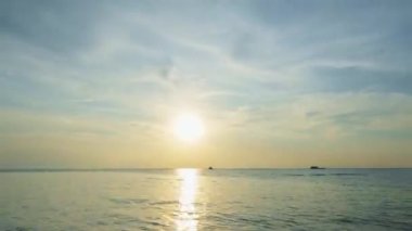 Koh Samui, Tayland 'da gün batımında güzel dramatik bir gökyüzü. Akşamdan akşama kadar deniz manzarası.