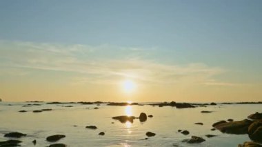 Gün batımında kıyı şeridinin büyüleyici manzarası. Batı sahilinin dramatik bir şekilde alçak sularda çekilmiş hızlı çekim görüntüleri. Nangthong Sahili. Phang Nga Eyaleti. Tayland.