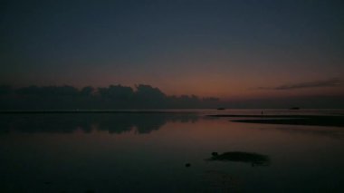 Alacakaranlıktaki deniz manzarası. Mavi gökyüzü ve su yüzeyine yansıyan bulutlar. Güzel akşam deniz manzarası arka planı.