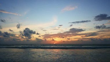 Gün batımında dramatik gökyüzü olan harika bir kıyı manzarası. Nai Yang Sahili 'nde deniz yüzeyine yansıyan altın ışıkla güzel bir alacakaranlık manzarası. Phuket. Tayland.