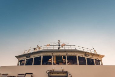PLOCE, CROATIA - 30 Ağustos 2017: Yolcu ve otomobil feribotu güneşli yaz gününde Hırvatistan 'ın Peljesac kanalından geçiyor. Geminin iç ve dış detayları..