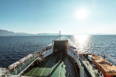 PLOCE, CROATIA - 30 Ağustos 2017: Yolcu ve otomobil feribotu güneşli yaz gününde Hırvatistan 'ın Peljesac kanalından geçiyor. Geminin iç ve dış detayları..