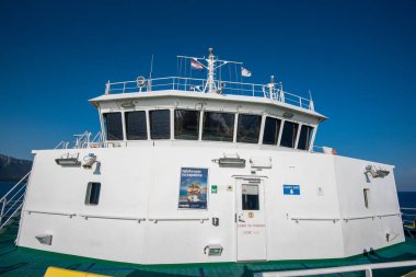 PLOCE, CROATIA - 30 Ağustos 2017: Yolcu ve otomobil feribotu güneşli yaz gününde Hırvatistan 'ın Peljesac kanalından geçiyor. Geminin iç ve dış detayları..