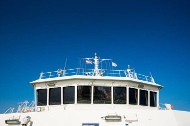 PLOCE, CROATIA - 30 Ağustos 2017: Yolcu ve otomobil feribotu güneşli yaz gününde Hırvatistan 'ın Peljesac kanalından geçiyor. Geminin iç ve dış detayları..