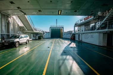 PLOCE, CROATIA - 30 Ağustos 2017: Yolcu ve otomobil feribotu güneşli yaz gününde Hırvatistan 'ın Peljesac kanalından geçiyor. Geminin iç ve dış detayları..