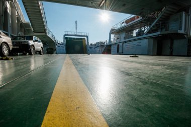 PLOCE, CROATIA - 30 Ağustos 2017: Yolcu ve otomobil feribotu güneşli yaz gününde Hırvatistan 'ın Peljesac kanalından geçiyor. Geminin iç ve dış detayları..