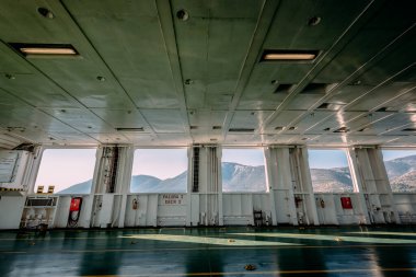 PLOCE, CROATIA - 30 Ağustos 2017: Yolcu ve otomobil feribotu güneşli yaz gününde Hırvatistan 'ın Peljesac kanalından geçiyor. Geminin iç ve dış detayları..