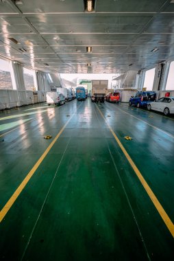 PLOCE, CROATIA - 30 Ağustos 2017: Yolcu ve otomobil feribotu güneşli yaz gününde Hırvatistan 'ın Peljesac kanalından geçiyor. Geminin iç ve dış detayları..