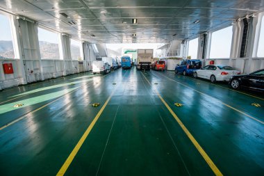 PLOCE, CROATIA - 30 Ağustos 2017: Yolcu ve otomobil feribotu güneşli yaz gününde Hırvatistan 'ın Peljesac kanalından geçiyor. Geminin iç ve dış detayları..