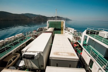 PLOCE, CROATIA - 30 Ağustos 2017: Yolcu ve otomobil feribotu güneşli yaz gününde Hırvatistan 'ın Peljesac kanalından geçiyor. Geminin iç ve dış detayları..