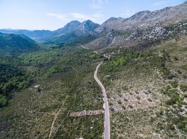 Güney Hırvatistan ve Dalmaçya 'nın Manzaralı Manzarasında Dönen Dağ Yolu