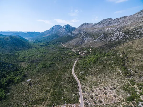 Güney Hırvatistan ve Dalmaçya 'nın Manzaralı Manzarasında Dönen Dağ Yolu