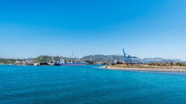 PLOCE, CROATIA - 30 Ağustos 2017: Hırvatistan 'ın Dalmaçya kentindeki Adriyatik kıyısındaki bir Feribot-Endüstriyel Kargo Merkezinden Ploce Limanı