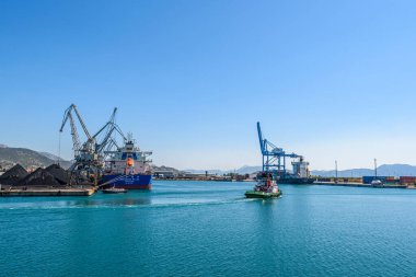 PLOCE, CROATIA - 30 Ağustos 2017: Hırvatistan 'ın Dalmaçya kentindeki Adriyatik kıyısındaki bir Feribot-Endüstriyel Kargo Merkezinden Ploce Limanı