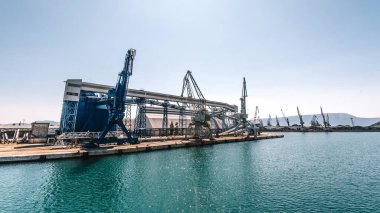 PLOCE, CROATIA - 30 Ağustos 2017: Hırvatistan 'ın Dalmaçya kentindeki Adriyatik kıyısındaki bir Feribot-Endüstriyel Kargo Merkezinden Ploce Limanı