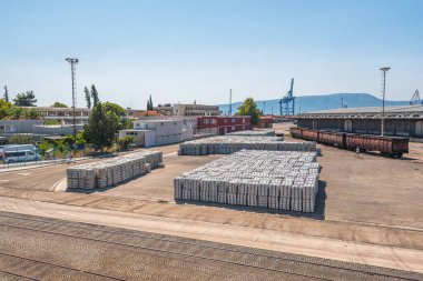 PLOCE, CROATIA - 30 Ağustos 2017: Ploce Limanı 'ndaki endüstriyel kargo alanı temiz mavi gökyüzü altında düzgün istiflenmiş metal ürünleri, depoları ve nakliye tesisleriyle