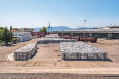 PLOCE, CROATIA - 30 Ağustos 2017: Ploce Limanı 'ndaki endüstriyel kargo alanı temiz mavi gökyüzü altında düzgün istiflenmiş metal ürünleri, depoları ve nakliye tesisleriyle