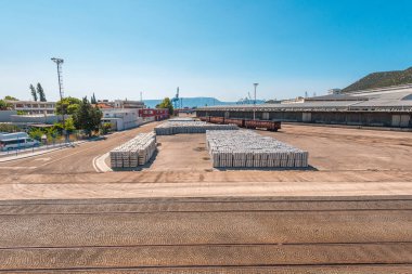 PLOCE, CROATIA - 30 Ağustos 2017: Ploce Limanı 'ndaki endüstriyel kargo alanı temiz mavi gökyüzü altında düzgün istiflenmiş metal ürünleri, depoları ve nakliye tesisleriyle