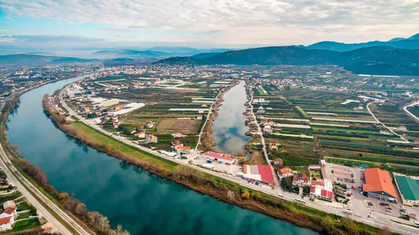 Metkoviç, Hırvatistan: Neretva Nehri ve Çekicisinin Hava Görüntüsü