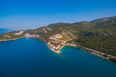 Hırvatistan 'ın Adriyatik Denizi üzerindeki Dalmaçya kentindeki Radalj, Repiç ve Klek' in Resimli Sahil Köyü