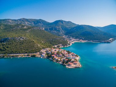 Hırvatistan 'ın Adriyatik Denizi üzerindeki Dalmaçya kentindeki Radalj, Repiç ve Klek' in Resimli Sahil Köyü