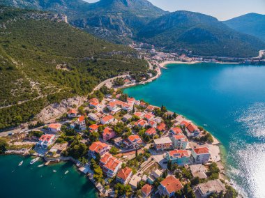 Hırvatistan 'ın Adriyatik Denizi üzerindeki Dalmaçya kentindeki Radalj, Repiç ve Klek' in Resimli Sahil Köyü