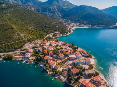 Hırvatistan 'ın Adriyatik Denizi üzerindeki Dalmaçya kentindeki Radalj, Repiç ve Klek' in Resimli Sahil Köyü