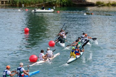 METKOVIC, CROATIA - 17 Eylül 2024: Hırvatistan 'daki Neretva Nehri' nde düzenlenen Dünya Canoe Maratonu uluslararası sporcular ve rakip rakipler sergileniyor