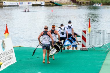 METKOVIC, CROATIA - 17 Eylül 2024: Hırvatistan 'daki Neretva Nehri' nde düzenlenen Dünya Canoe Maratonu uluslararası sporcular ve rakip rakipler sergileniyor